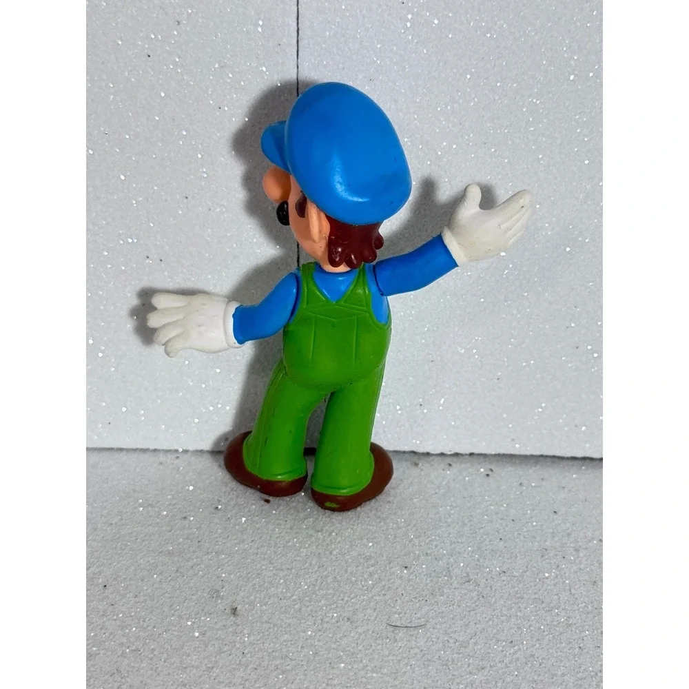 Jakks Pacific World of Nintendo Luigi Blue and Green Action Figure 2.5 inch